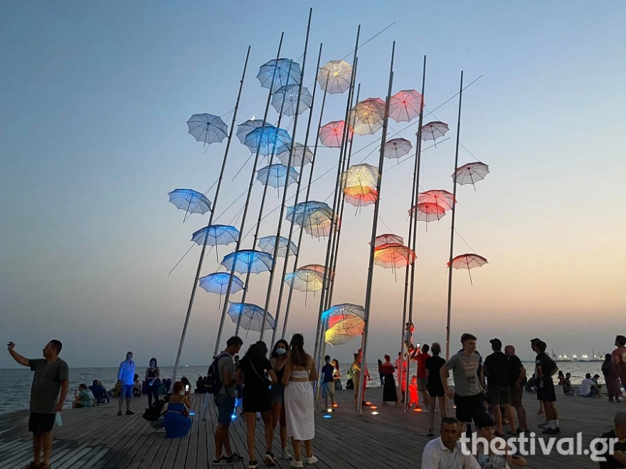 Θεσσαλονίκη: Στα χρώματα της γαλλικής σημαίας οι «Ομπρέλες» στη Νέα Παραλία - Φωτογραφίες