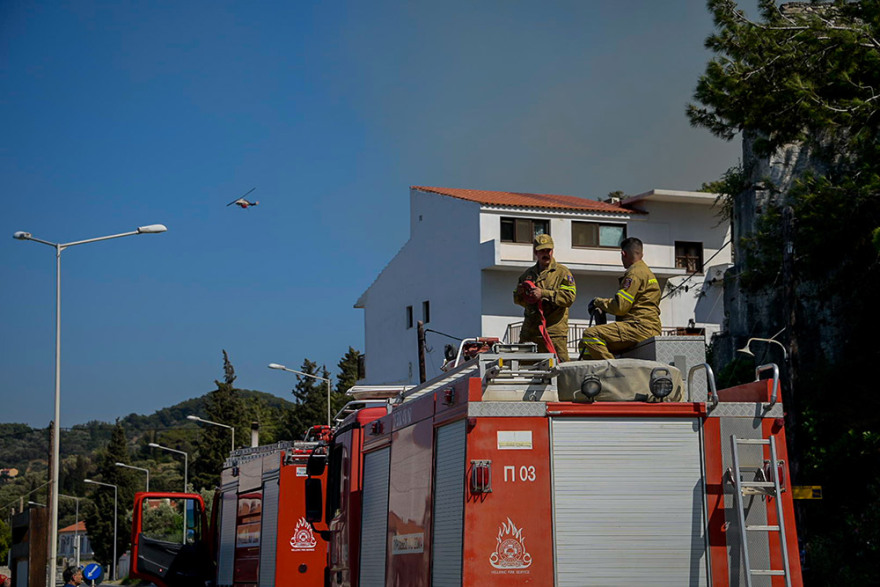 Σάμος: Ανεξέλεγκτη η φωτιά στους Βουρλιώτες - Εκκενώθηκαν προληπτικά δύο ξενοδοχεία