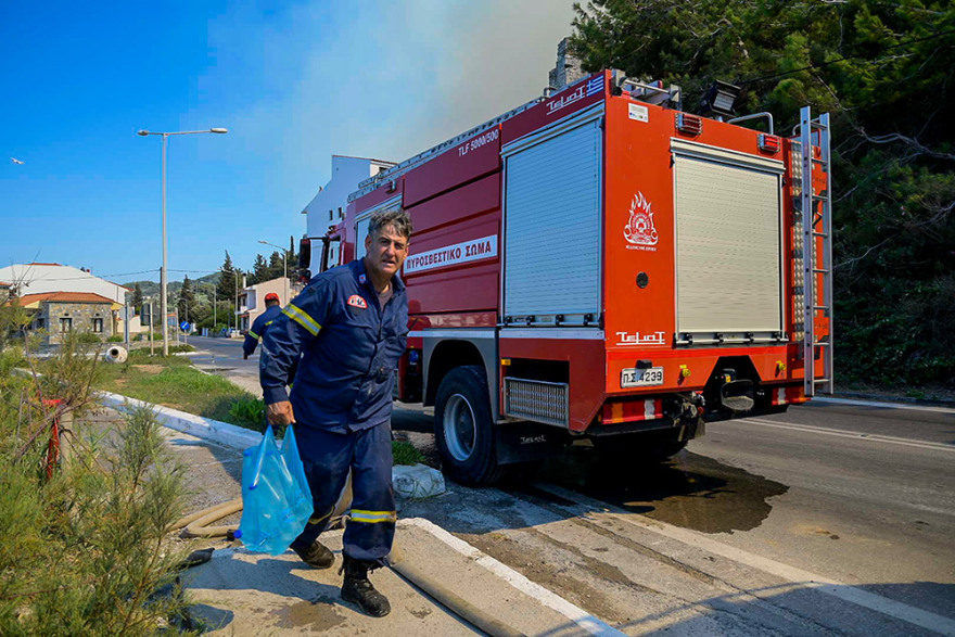 Σάμος: Ανεξέλεγκτη η φωτιά στους Βουρλιώτες - Εκκενώθηκαν προληπτικά δύο ξενοδοχεία