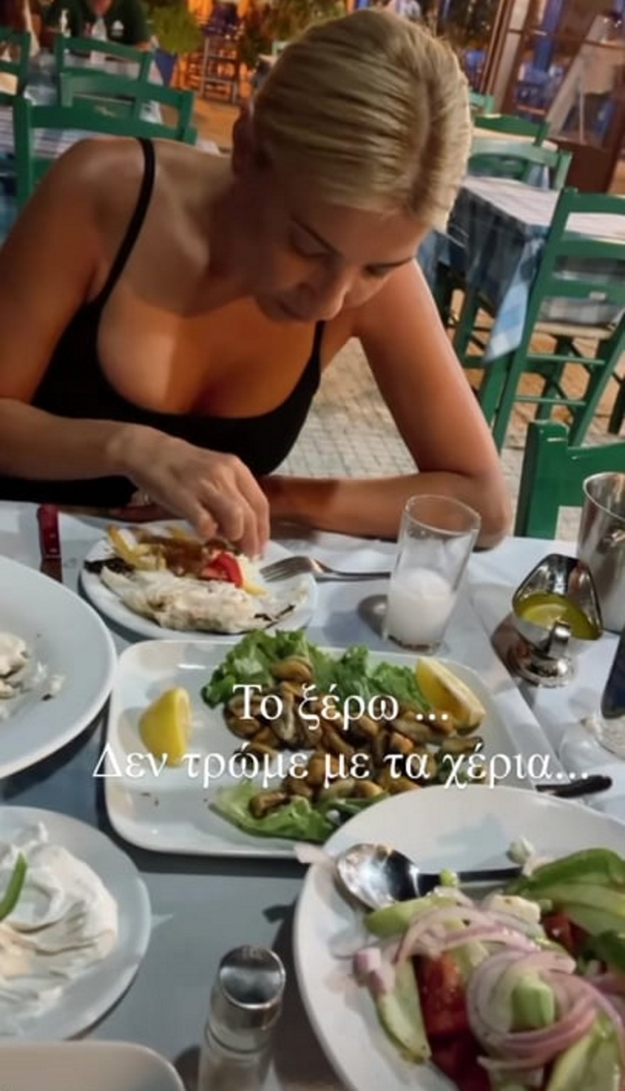 Φαίη Σκορδά: Σέξι με μαύρο εφαρμοστό φόρεμα και ψηλοτάκουνα πέδιλα - Φωτογραφία