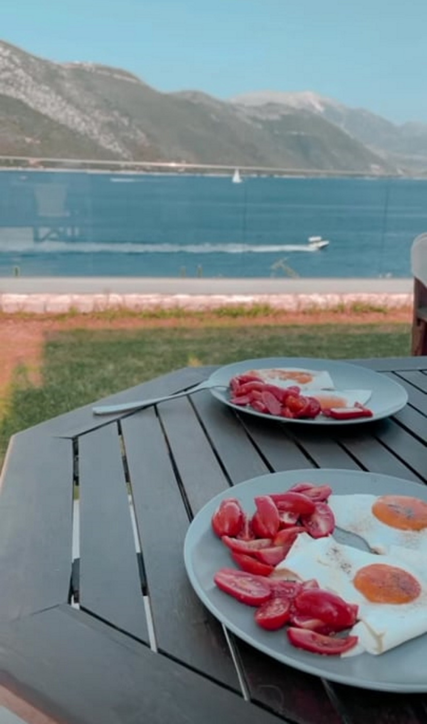 Φαίη Σκορδά: Σέξι με μαύρο εφαρμοστό φόρεμα και ψηλοτάκουνα πέδιλα - Φωτογραφία