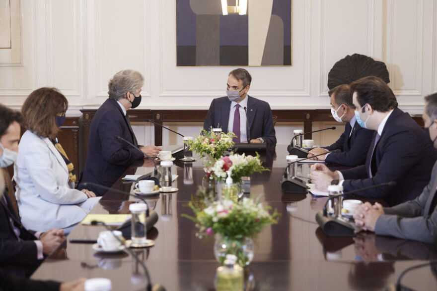 Μητσοτάκης σε Μπρετόν: «Η πρόκληση είναι να πείσουμε τους πολίτες να εμβολιαστούν»