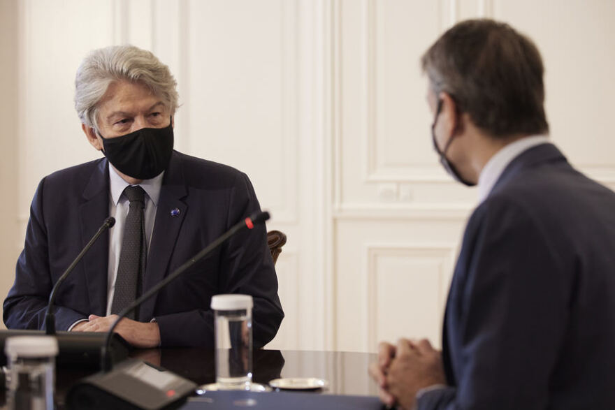 Μητσοτάκης σε Μπρετόν: «Η πρόκληση είναι να πείσουμε τους πολίτες να εμβολιαστούν»