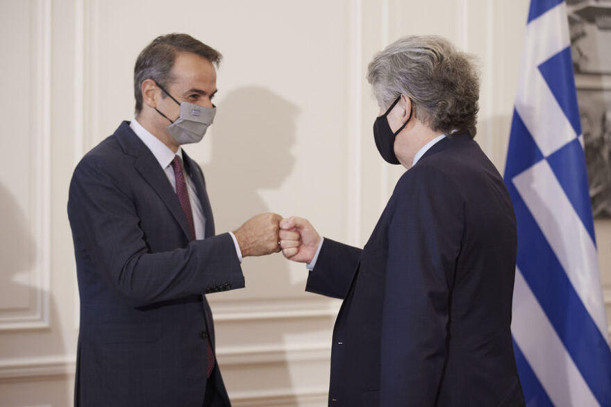 Μητσοτάκης σε Μπρετόν: «Η πρόκληση είναι να πείσουμε τους πολίτες να εμβολιαστούν»