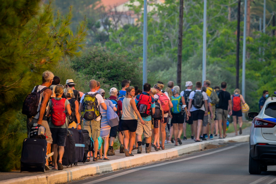 Σάμος: Ελπίδες για έλεγχο της πυρκαγιάς, μάχη με τις αναζωπυρώσεις – Βίντεο από το κόκπιτ του Μπέριεφ