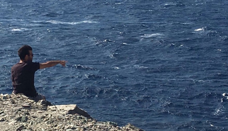 Ανάμεσα στους Ήλιους: Το βιβλίο του Παναγιώτη Αγγελόπουλου για τη Σίκινο