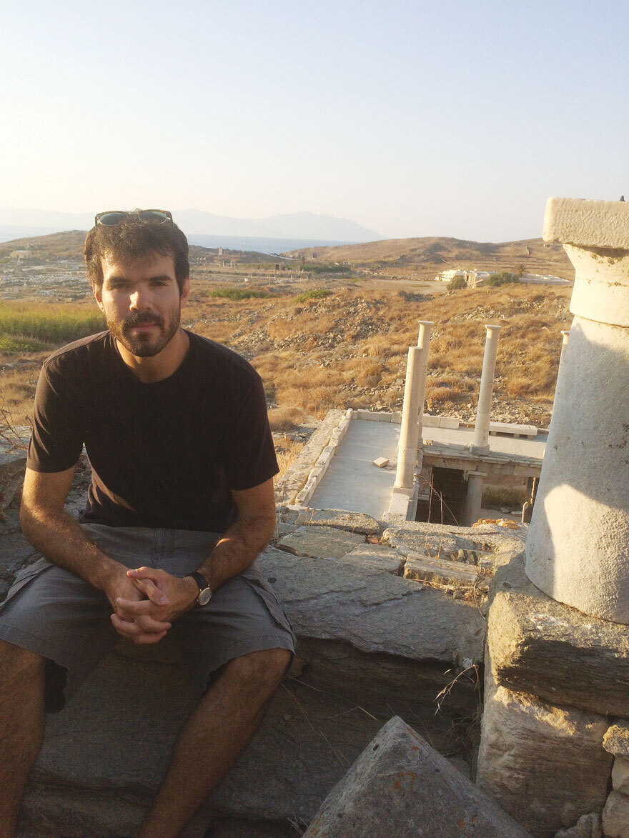 Ανάμεσα στους Ήλιους: Το βιβλίο του Παναγιώτη Αγγελόπουλου για τη Σίκινο