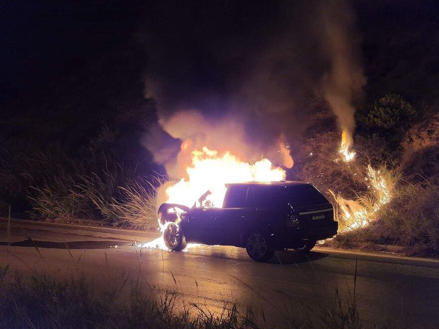 Εθνική Οδός: Στις φλόγες υπερπολυτελές αυτοκίνητο 