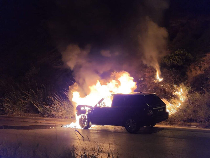 Εθνική Οδός: Στις φλόγες υπερπολυτελές αυτοκίνητο 