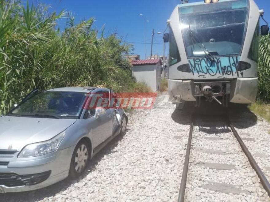 Πάτρα: Συρμός προαστιακού συγκρούστηκε και παρέσυρε αυτοκίνητο