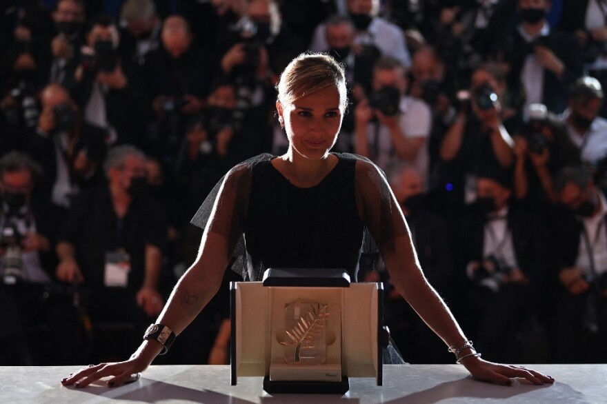  Ζουλιά Ντικουρνό: H 38χρονη που προκάλεσε «ηλεκτροσόκ» στο χώρο της Έβδομης Τέχνης