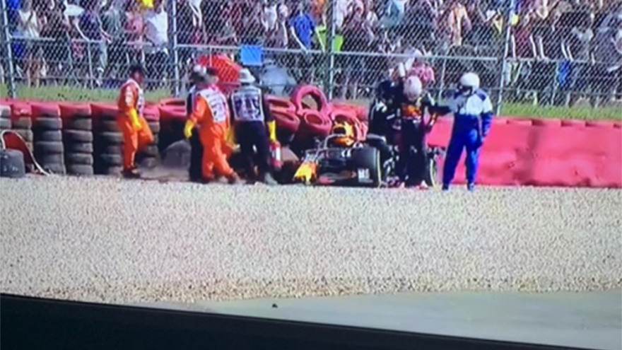  Διακοπή στο GP Βρετανίας μετά τη σύγκρουση Χάμιλτον-Φερστάπεν στην εκκίνηση - Δείτε βίντεο