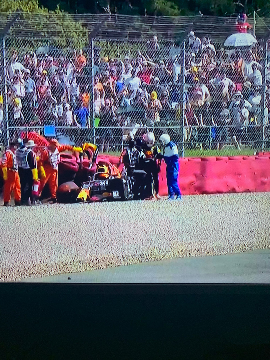  Διακοπή στο GP Βρετανίας μετά τη σύγκρουση Χάμιλτον-Φερστάπεν στην εκκίνηση - Δείτε βίντεο