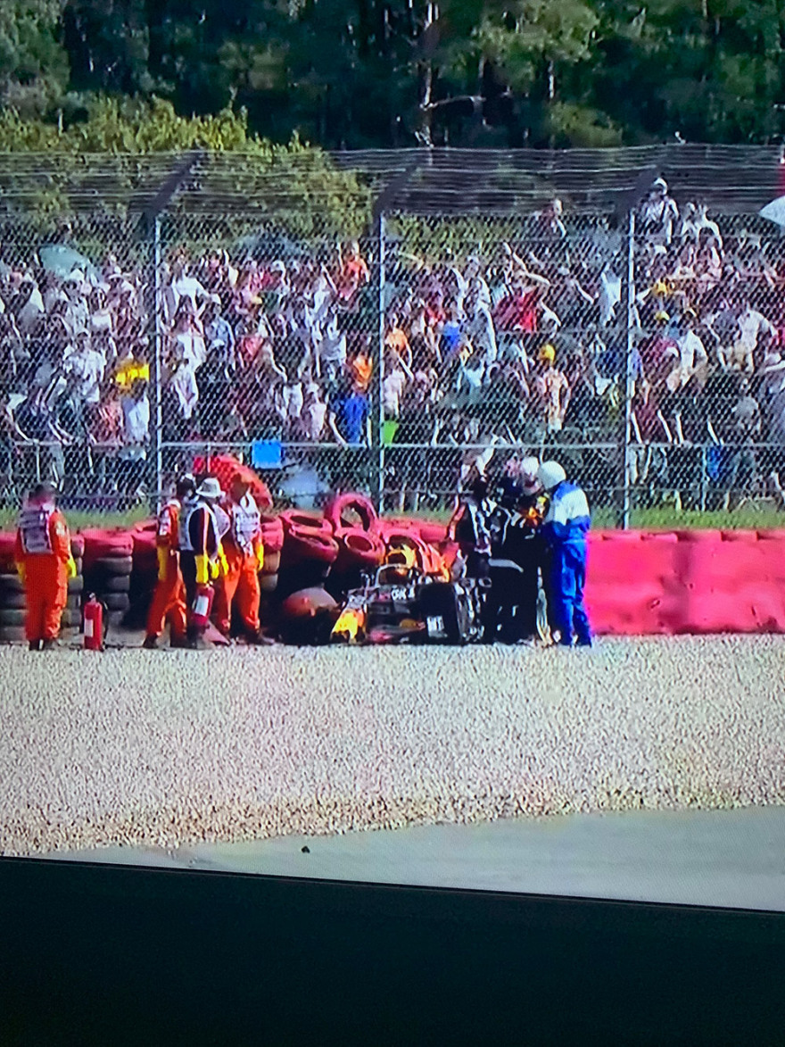  Διακοπή στο GP Βρετανίας μετά τη σύγκρουση Χάμιλτον-Φερστάπεν στην εκκίνηση - Δείτε βίντεο