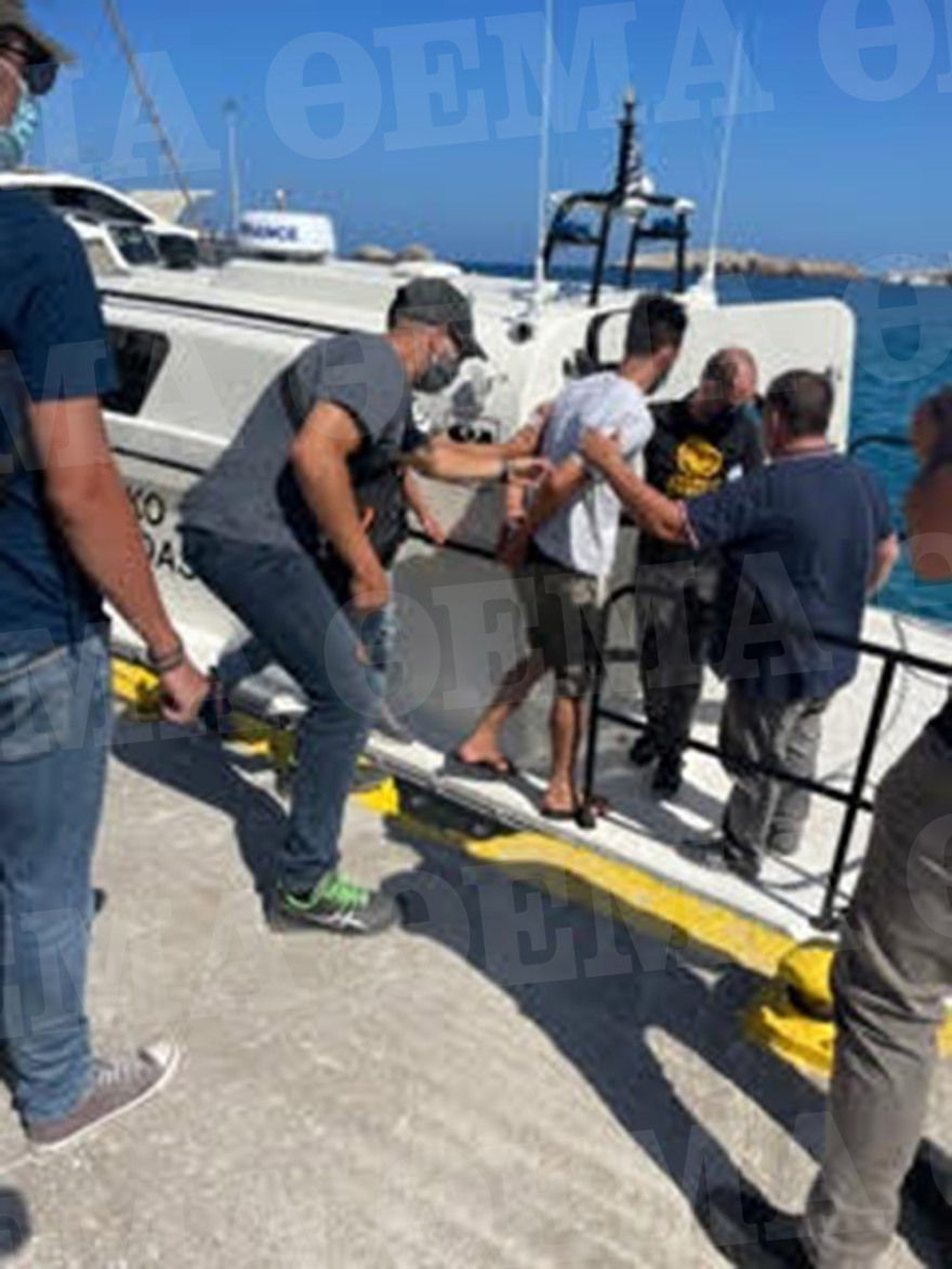 Στη Νάξο μεταφέρθηκε ο δολοφόνος της Γαρυφαλλιάς - Δείτε βίντεο από τη μεταφορά του