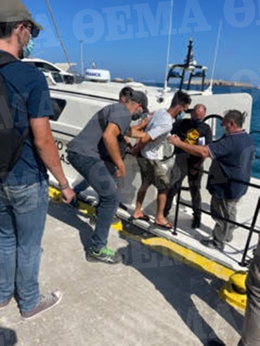 Στη Νάξο μεταφέρθηκε ο δολοφόνος της Γαρυφαλλιάς - Δείτε βίντεο από τη μεταφορά του