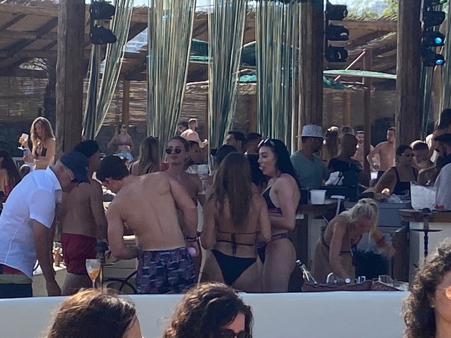 Μύκονος: Χαμός ακυρώσεων σε ξενοδοχεία - Αναχωρούν από το νησί της σιωπής