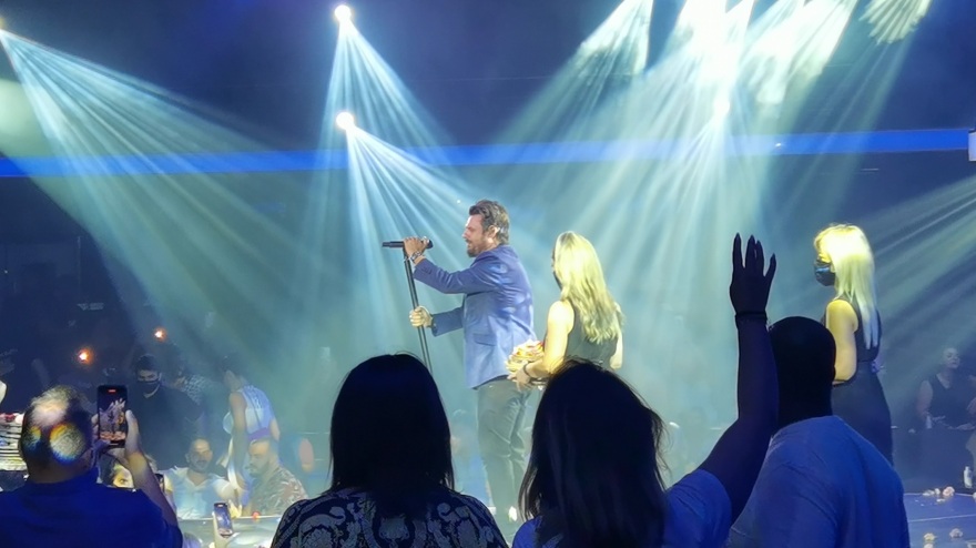 Πάνος Κιάμος: «Ξεσήκωσε» το κοινό του στην πρώτη του εμφάνιση στο Posidonio Music Hall (Φωτογραφίες)