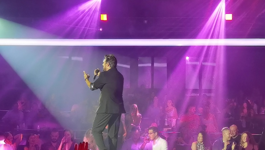 Πάνος Κιάμος: «Ξεσήκωσε» το κοινό του στην πρώτη του εμφάνιση στο Posidonio Music Hall (Φωτογραφίες)