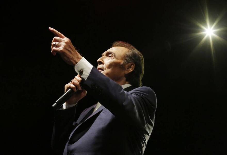 Ο πρίγκιπας Τόλης έφυγε, η «βασίλισσα» τηλεόραση είναι γυμνή