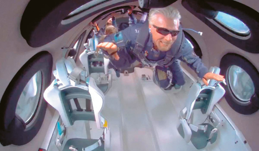 Ταξίδι στο διάστημα για δισεκατομμυριούχους: Μετά τον Μπράνσον απογειώνεται ο Μπέζος και έπεται ο Μάσκ 