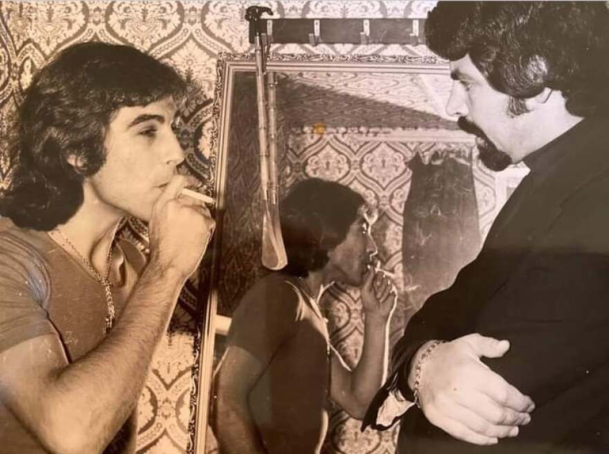 Τόλης Βοσκόπουλος: Η δυνατή φιλία με τον διάσημο καλλιτεχνικό ρεπόρτερ, Μάκη Δήμου (Φωτογραφίες)