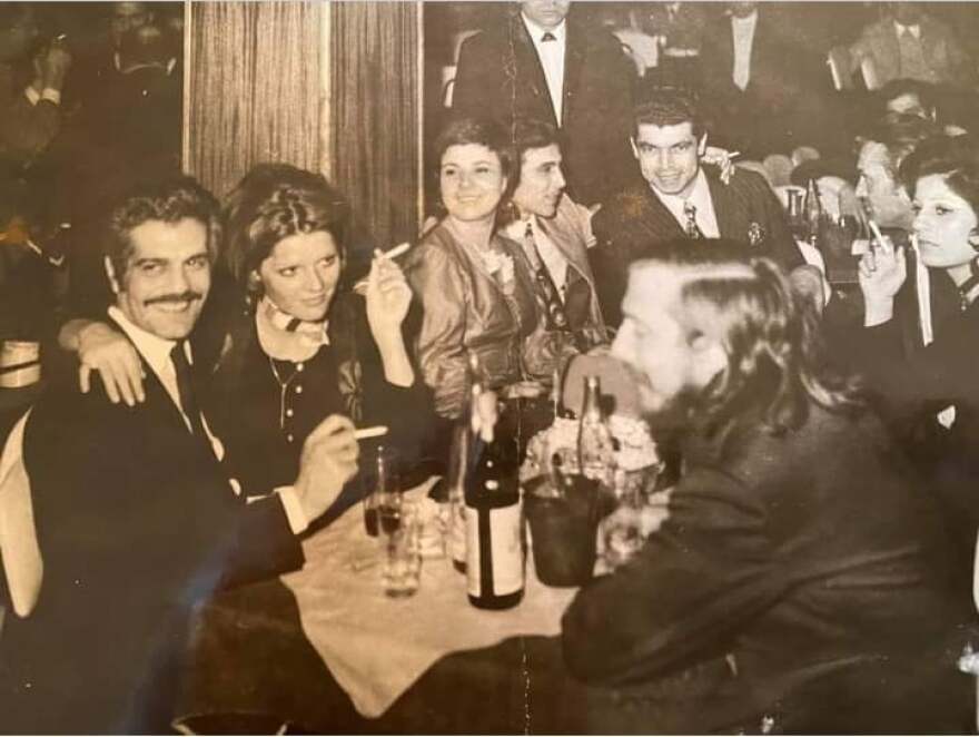 Τόλης Βοσκόπουλος: Η δυνατή φιλία με τον διάσημο καλλιτεχνικό ρεπόρτερ, Μάκη Δήμου (Φωτογραφίες)