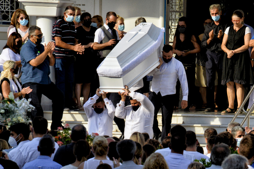 Συγκλόνισε ο επικήδειος φίλης της Γαρυφαλλιάς: «Εριξες από τα βράχια όλη την οικογένειά της»