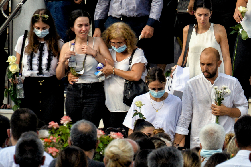 Συγκλόνισε ο επικήδειος φίλης της Γαρυφαλλιάς: «Εριξες από τα βράχια όλη την οικογένειά της»