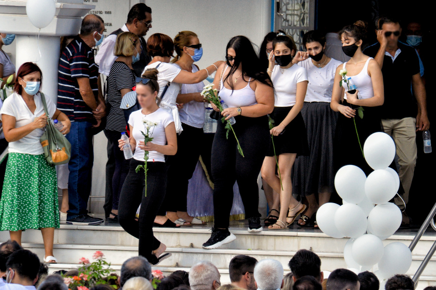 Συγκλόνισε ο επικήδειος φίλης της Γαρυφαλλιάς: «Εριξες από τα βράχια όλη την οικογένειά της»