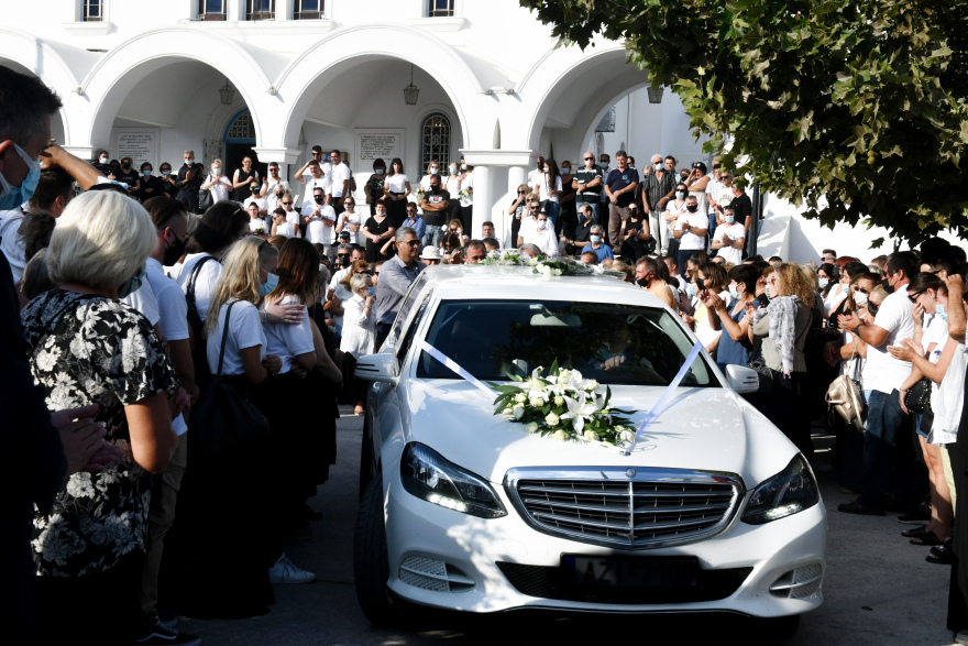 Συγκλόνισε ο επικήδειος φίλης της Γαρυφαλλιάς: «Εριξες από τα βράχια όλη την οικογένειά της»