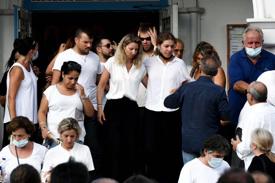 Συγκλόνισε ο επικήδειος φίλης της Γαρυφαλλιάς: «Εριξες από τα βράχια όλη την οικογένειά της»