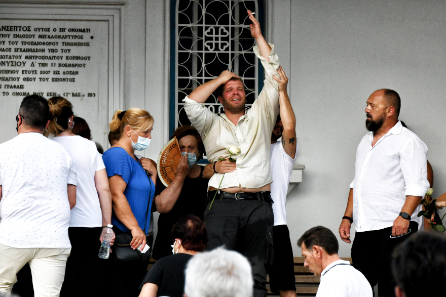 Συγκλόνισε ο επικήδειος φίλης της Γαρυφαλλιάς: «Εριξες από τα βράχια όλη την οικογένειά της»