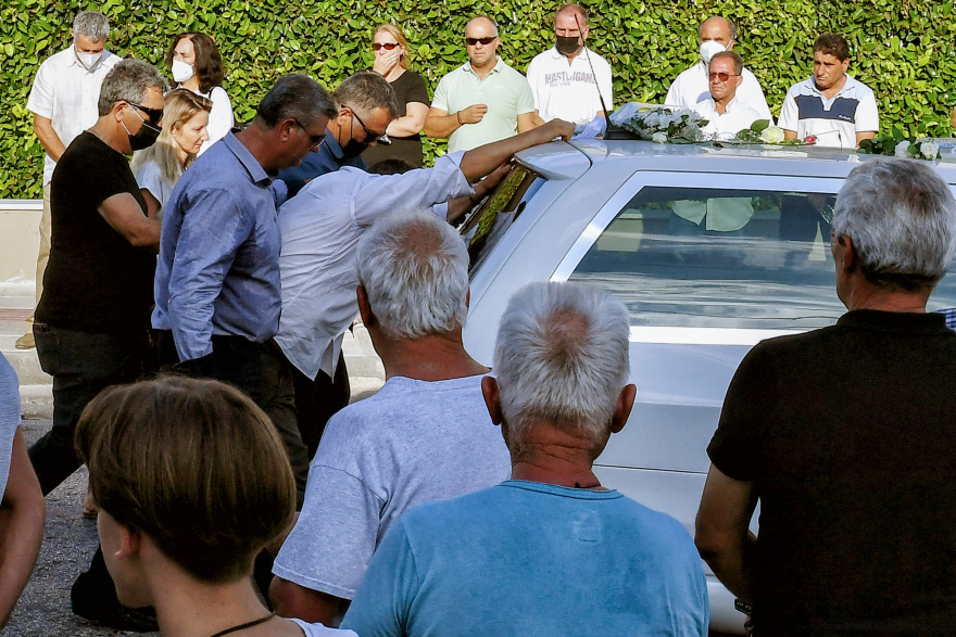 Συγκλόνισε ο επικήδειος φίλης της Γαρυφαλλιάς: «Εριξες από τα βράχια όλη την οικογένειά της»