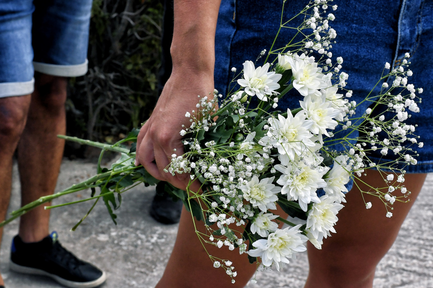 Συγκλόνισε ο επικήδειος φίλης της Γαρυφαλλιάς: «Εριξες από τα βράχια όλη την οικογένειά της»