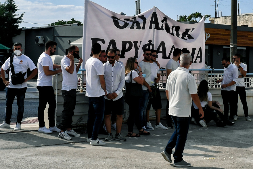 Συγκλόνισε ο επικήδειος φίλης της Γαρυφαλλιάς: «Εριξες από τα βράχια όλη την οικογένειά της»