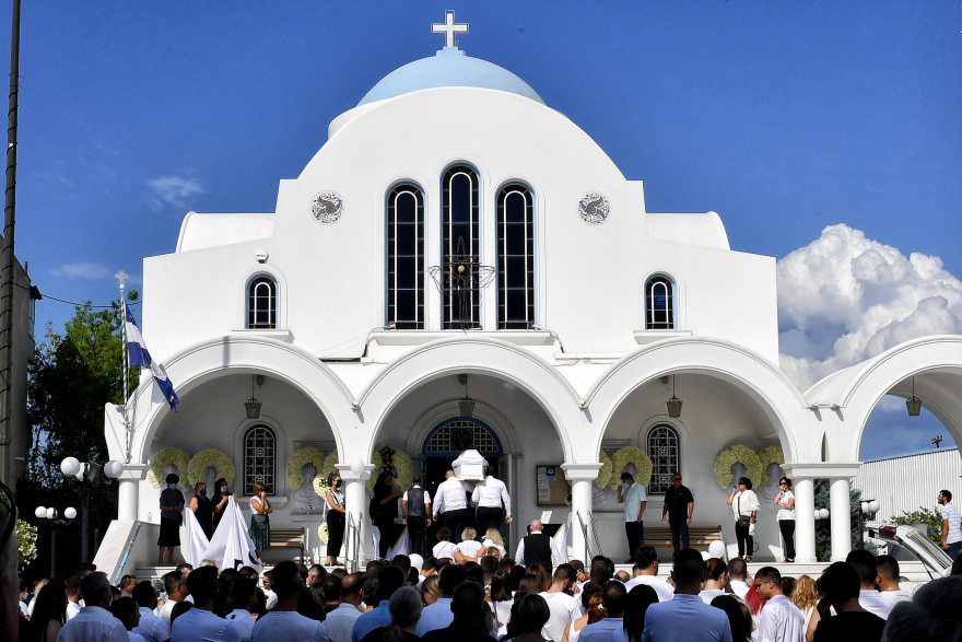Συγκλόνισε ο επικήδειος φίλης της Γαρυφαλλιάς: «Εριξες από τα βράχια όλη την οικογένειά της»