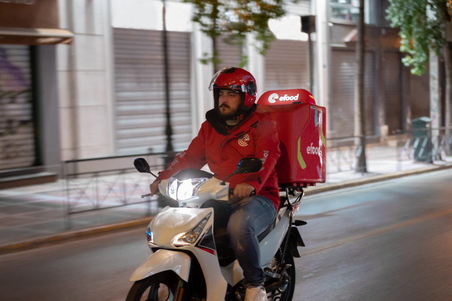 Το efood αυξάνει τον στόλο του και δίνει την επιλογή ευέλικτης και ανεξάρτητης συνεργασίας στους διανομείς