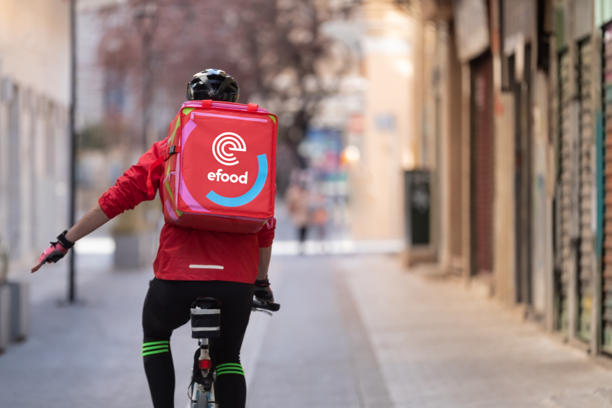 Το efood αυξάνει τον στόλο του και δίνει την επιλογή ευέλικτης και ανεξάρτητης συνεργασίας στους διανομείς