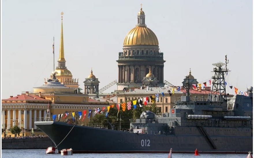 Ρωσία: Εντυπωσιακά πλάνα με θωρηκτά, υποβρύχια και αεροσκάφη ενόψει της Ναυτικής Παρέλασης