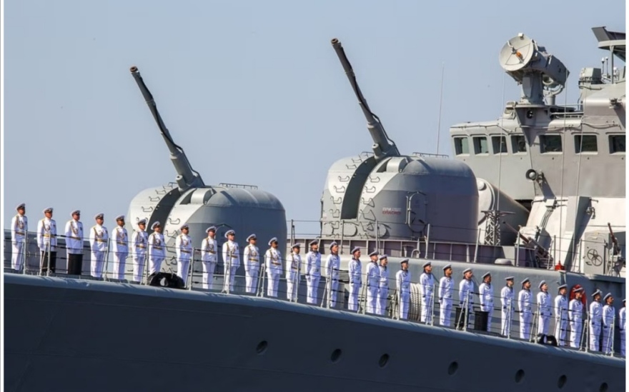 Ρωσία: Εντυπωσιακά πλάνα με θωρηκτά, υποβρύχια και αεροσκάφη ενόψει της Ναυτικής Παρέλασης