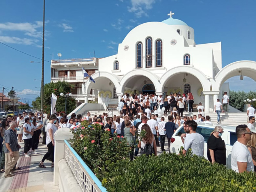 Έγκλημα στη Φολέγανδρο: Με πανό «όχι άλλη Γαρυφαλλιά»  οι συγγενείς για το τελευταίο «αντίο» στην 26χρονη 