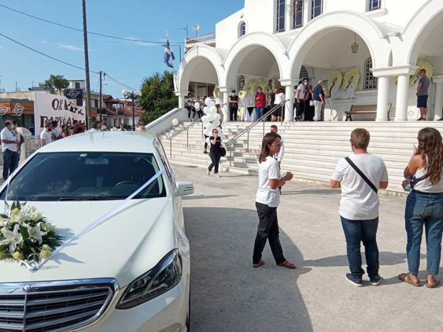 Έγκλημα στη Φολέγανδρο: Με πανό «όχι άλλη Γαρυφαλλιά»  οι συγγενείς για το τελευταίο «αντίο» στην 26χρονη 