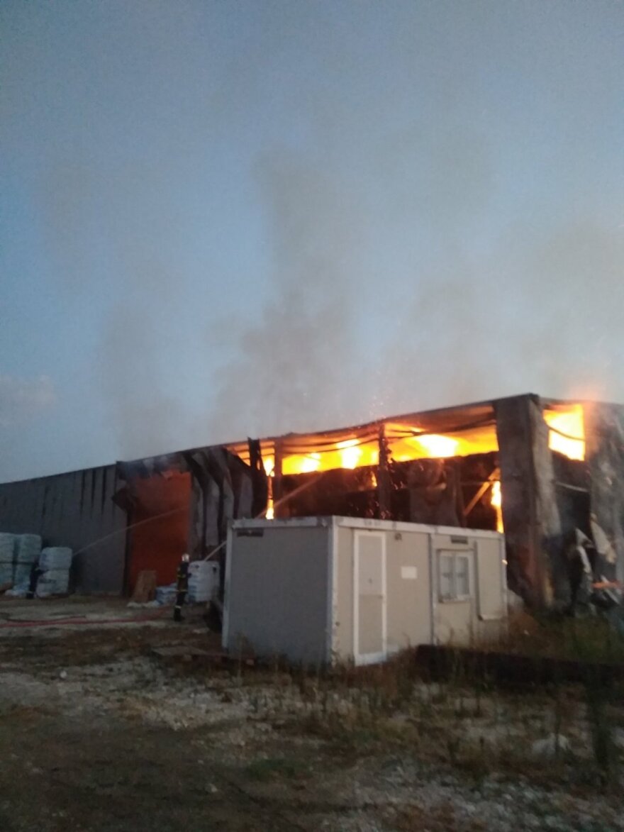 Λάρισα: Φωτιά ξέσπασε σε αποθήκη ζωοτροφών - Φωτογραφίες