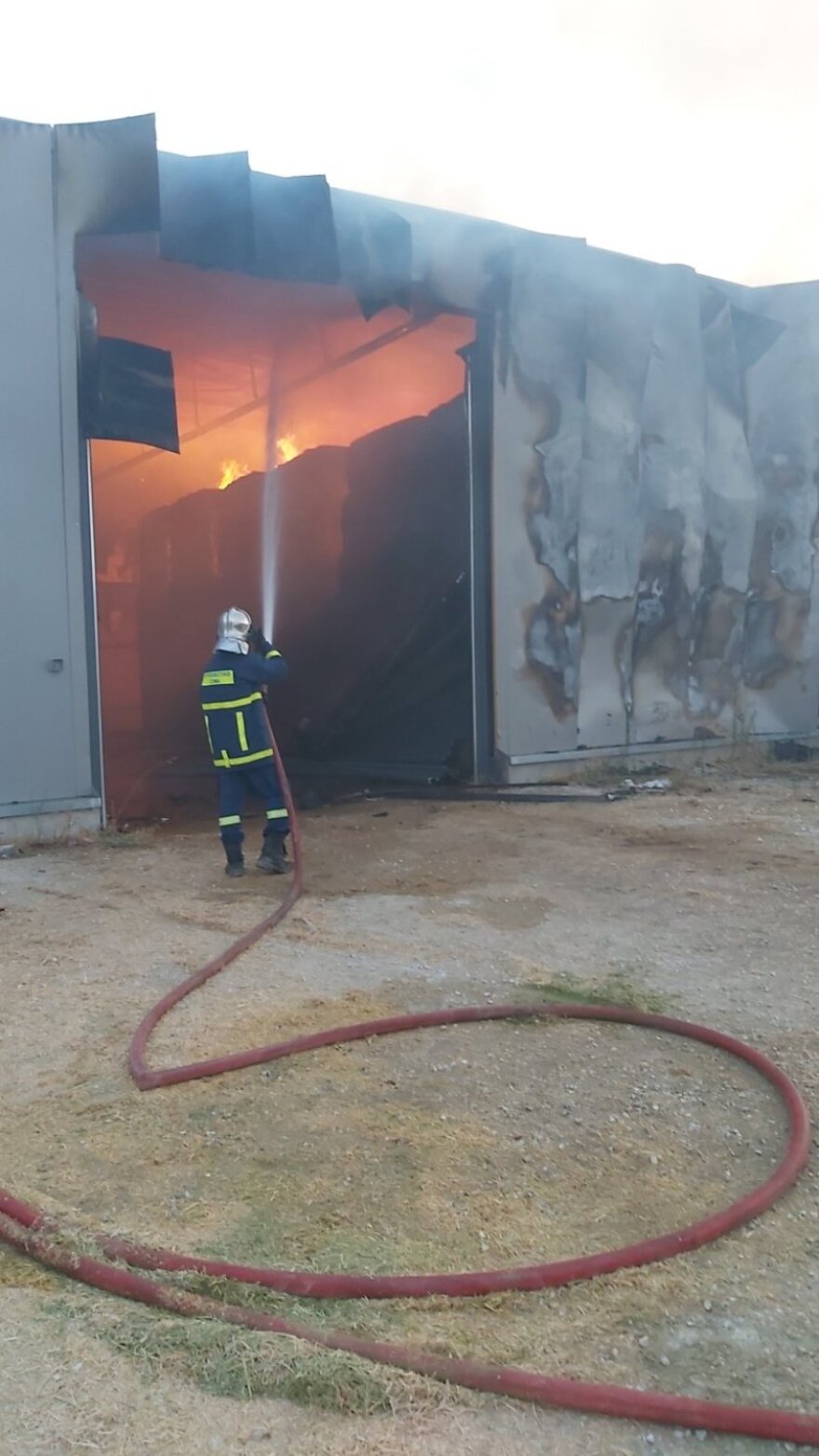 Λάρισα: Φωτιά ξέσπασε σε αποθήκη ζωοτροφών - Φωτογραφίες