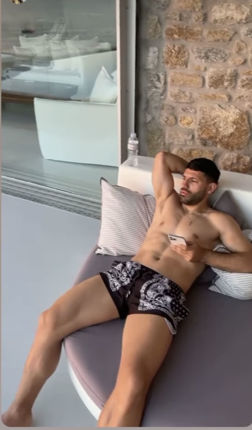 Μύκονος: Έφτασε και ο Αγουέρο, «έπεσαν πάνω» στον Ζορζίνιο οι Άγγλοι διεθνείς