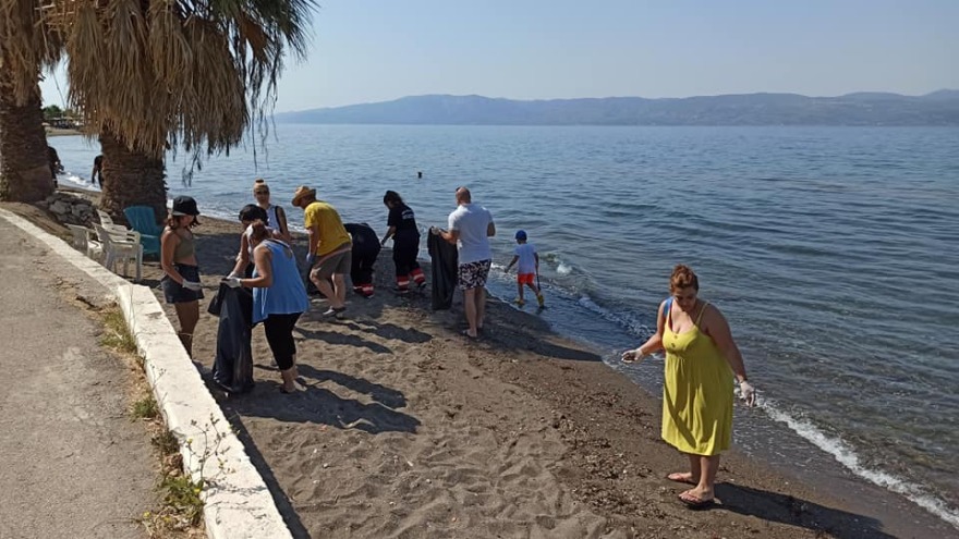 Αμάρυνθος: Καθαρισμός ακτών από σκουπίδια και πλαστικά - Δείτε φωτογραφίες