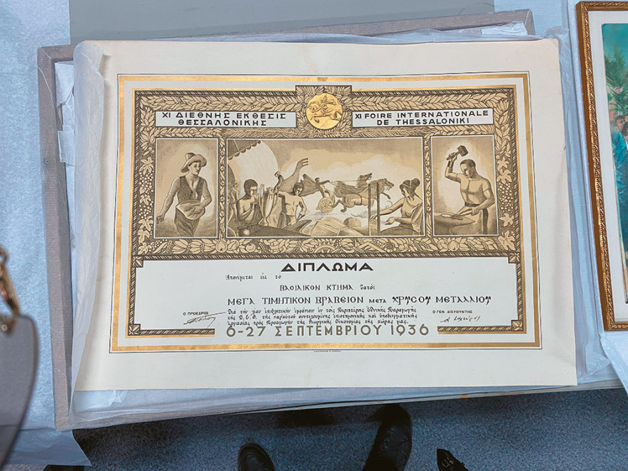 Τατόι: Τα σκονισμένα πετράδια του στέμματος και οι μικρές ιστορίες τους 