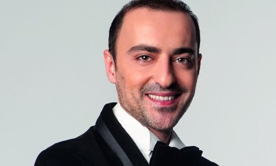 Ο Αντετοκούνμπο της αγκαλιάς και οι υποψήφιοι παρουσιαστές, που παρελαύνουν στον ΑΝΤ1