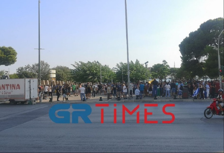 Επεισόδια στη συγκέντρωση των αρνητών του εμβολίου στο Σύνταγμα - Χωρίς μάσκες και αποστάσεις, αλλά με... σταυρούς